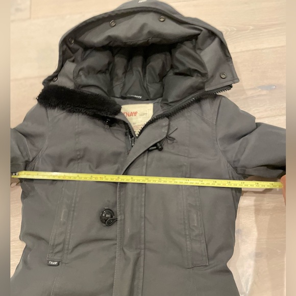 Aritzia Bancroft Down Jacket in dark grey - Picture 7 of 8